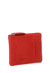 Červená kožená peněženka se zipovým uzávěrem, vybavená několika přihrádkami na karty a hladkým povrchem. Zdobená malým ražebním logem na přední straně.