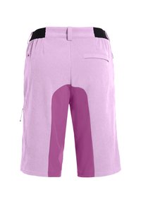 Vue arrière d'un short lilas avec un empiècement d'entrejambe violet plus foncé, des inserts de ceinture élastique noirs, une passants de ceinture et une poche arrière unique du côté droit.