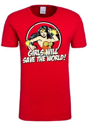 Czerwony T-shirt z Wonder Woman wykonującą cios i napisem „Girls Will Save The World!” pogrubionymi białymi literami w kole.