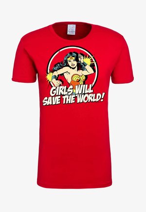 Rood T-shirt met Wonder Woman die een stoot uitdeelt, met de tekst "Girls Will Save The World!" in dikke witte letters binnen een cirkel.