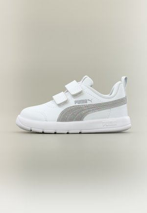 Άσπρο αθλητικό παπούτσι Puma με ασημί ρίγα, δύο αυτοκόλλητες λωρίδες και μαλακή σόλα σε ουδέτερο φόντο.