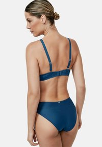 Ensemble de soutien-gorge en dentelle bleue et caleçon taille haute. Les matériaux présentent une texture lisse avec des accents en dentelle sur la bande du soutien-gorge et des bretelles ajustables.