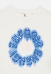 Λευκό βαμβακερό T-shirt με κυκλικό γραφικό και μπλε γράμματα σαν μπαλόνια που σχηματίζουν τη φράση «Euphoric Energy». Μαλακή υφή, στρογγυλή λαιμόκοψη.