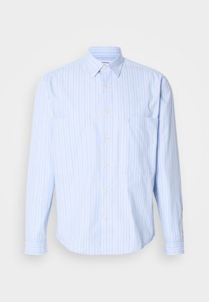 Camisa de botón azul claro con rayas verticales en blanco y colores pastel, fabricada en algodón suave, con dos bolsillos en el pecho y mangas largas.