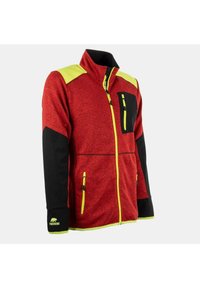 Chaqueta de forro polar roja con mangas negras, acentos amarillos y bolsillos con cremallera. Cuenta con un alto cuello y costuras en contraste.