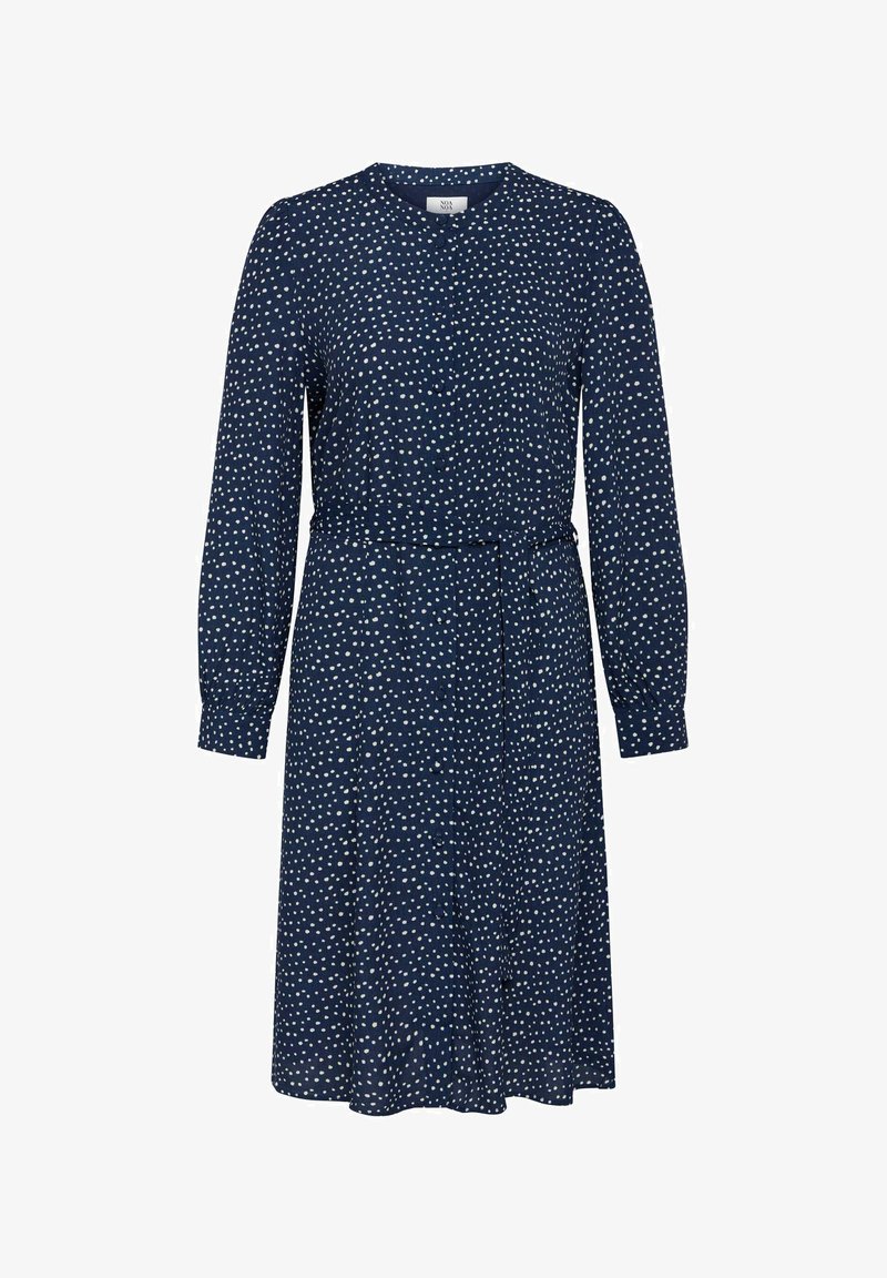 Tumši zils kleita ar baltām punktiņām, garām piedurknēm, apaļu kakla izgriezumu, jostasvietu ar jostu un A-formas siluetu; audums izskatās gluds un viegls.