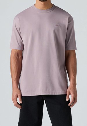 T-shirt à manches courtes coupe régulière en coton lavande doux. Caractérisé par un col rond et un petit détail logo sur la poitrine.