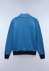 Maglione leggero blu a maglia con colletto a coste, maniche lunghe e orlo a coste blu scuro. Texture liscia e vestibilità morbida.