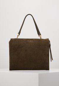 Brązowa torba zamszowa z pojedynczym uchwytem u góry, złotym wykończeniem, zamkiem błyskawicznym oraz nazwą marki "Coccinelle" na środku z przodu.