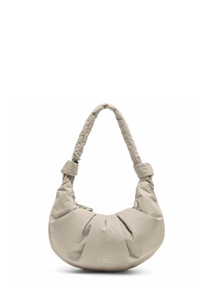 Borsa a tracolla beige chiaro a mezzaluna con tracolla imbottita e arricciata e dettagli sottili in tessuto raccolto.