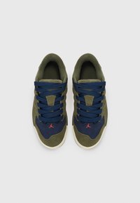 Πράσινα και ναυτικά αθλητικά παπούτσια με επένδυση στο γιακά, διακοσμητικά στοιχεία από σουέντ με υφή, μπλε κορδόνια και κόκκινη λεπτομέρεια λογότυπου στο πλάι. Επίπεδη λαστιχένια σόλα.