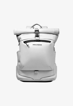 Sac à dos blanc à rabat enroulable avec une finition mate, équipé d'une poche zippée à l'avant, de bretelles réglables et d'une fermeture robuste à boucle.