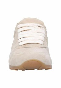 Sneaker in suede beige con punta arrotondata, lacci bianchi e suola in gomma. Design minimalista senza loghi o motivi visibili.