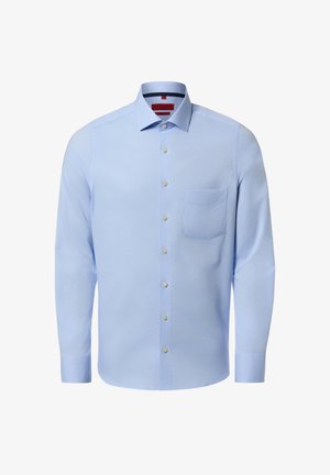 Hellblaues langärmliges Hemd mit Knopfleiste, einer Brusttasche vorne und klassischem Kragen vor weißem Hintergrund.