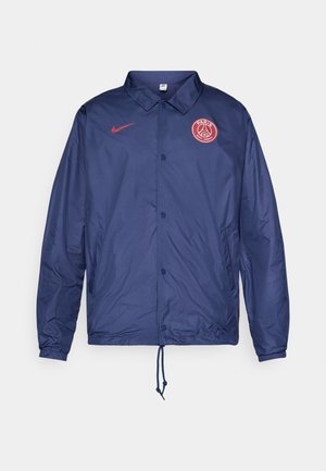 Temno modra Nike jakna s gumbi na pritiskač, logotip Paris Saint-Germain na prsih, elastični manšeti in vrvico na robu.