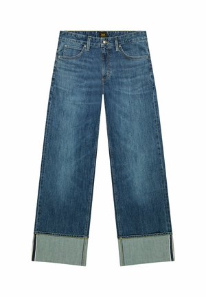 Blaue Jeans mit weitem Bein, gekrempelten Säumen, vorderen Taschen, Gürtelschlaufen und Knopfverschluss, flach auf weißem Hintergrund präsentiert.
