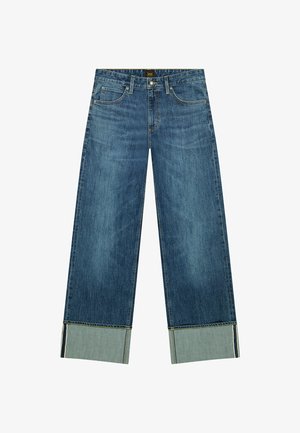 Jeans denim blu a gamba larga con orli risvoltati, tasche frontali, passanti per cintura e chiusura con bottone, mostrati stesi su uno sfondo bianco.