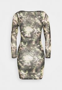 Robe à manches longues en tie-dye dans des tons de vert et noir atténués. Tissu transparent avec un col rond et un design ajusté, présentant un motif spiral subtil.