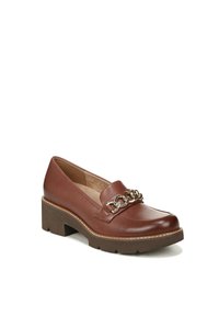 Bruine leren loafers met een kettingaccent op de wreef, dikke blokhak, ronde neus en contrasterende witte stiksels langs de zool.