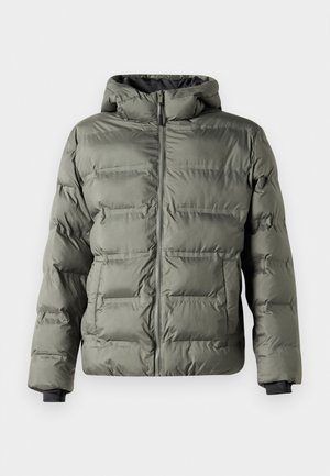 Giacca a vento in verde oliva con zipper frontale. Presenta un cappuccio, pannelli cuciti e polsini elasticizzati per calore e comfort.