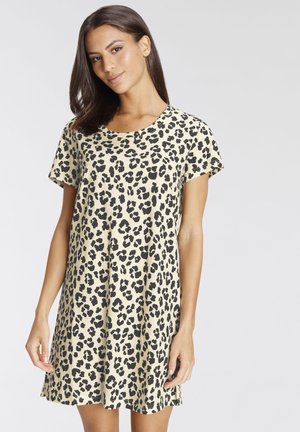 Leopard print dress in beige, featuring short sleeves, a round neckline, and a flowing shape. Soft fabric with contrasting black spots.