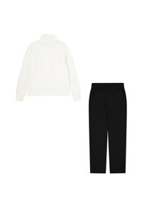 Giacca bianca con zip e colletto alto, abbinata a pantaloni neri con vita elasticizzata. Entrambi gli articoli presentano una texture di tessuto liscia.