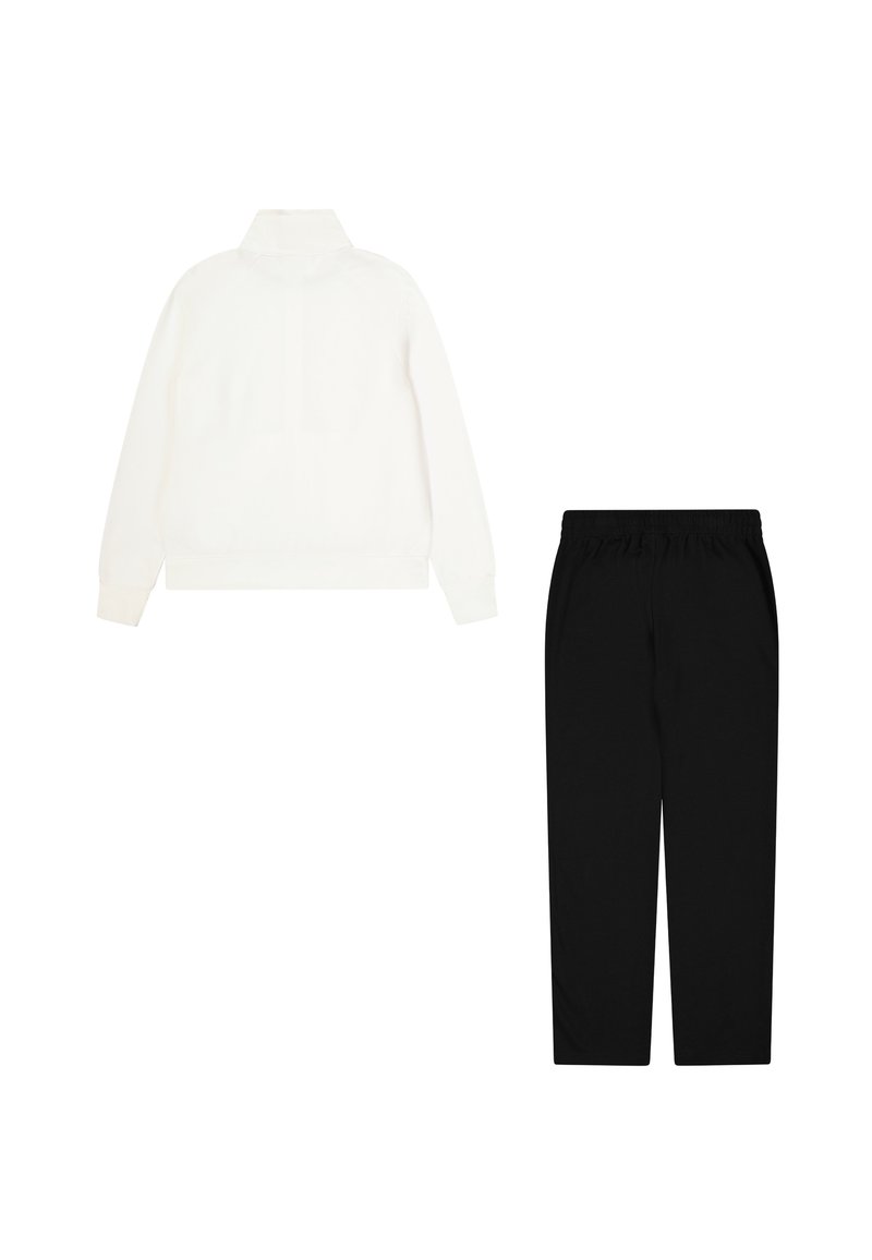 Weißer Reißverschluss-Jacke mit hohem Kragen, kombiniert mit schwarzen, elastischen Hosen mit Bund. Beide Teile zeichnen sich durch eine glatte Stoffoberfläche aus.