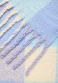 Sciarpa morbida in lana con frange ai bordi, in un motivo a quadri nei colori blu pastello, lavanda, crema e viola chiaro.
