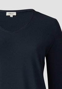 Dunkelblaues Langarmshirt mit V-Ausschnitt und s.Oliver-Label im Kragen, Größe 44.