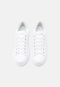 Λευκά sneakers με επάνω μέρος από λείο δέρμα, στρογγυλή μύτη, δεξιότητα με έξι οπές για κορδόνια και διακριτικές λαμπερές λεπτομέρειες στα πλευρά. Μαλακή εσωτερική επένδυση.