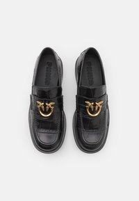 Sorte lakkleather loafers med en teksturert finish, med en gulllogo-spenne detalj, rund tå og flat såle.