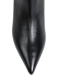 Czarne skórzane buty na wysokim obcasie z wąskim noskiem, gładką fakturą i subtelnym wzorem ziarna. Brak widocznych elementów metalowych lub akcentów.