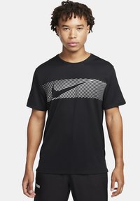 Camiseta atlética negra con un patrón de rayas blancas horizontales en el pecho, cuello redondo y mangas cortas.