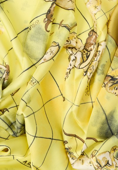 Siidine kangas kollases toonis, millel on keerukad illustratsioonid ruudustikupatroni ja pehmete tekstuuridega, mis esitavad erinevaid kunstilisi kujundusi.