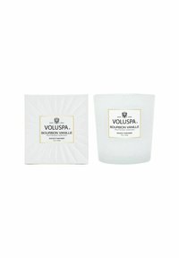 Voluspa Bourbon Vanille-ljus i en frostad glasbehållare med guldfinish. Den vita lådan har en texturerad design och tryckt etikett.