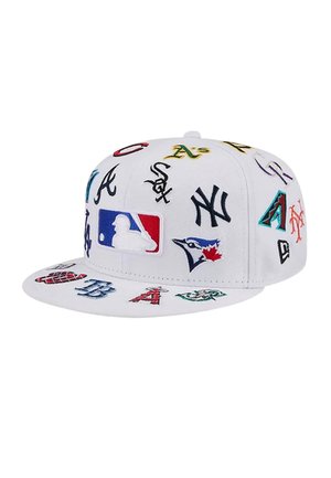 Cappellino da baseball bianco ricoperto da colorati loghi ricamati delle squadre MLB e dall'emblema MLB sul pannello frontale.