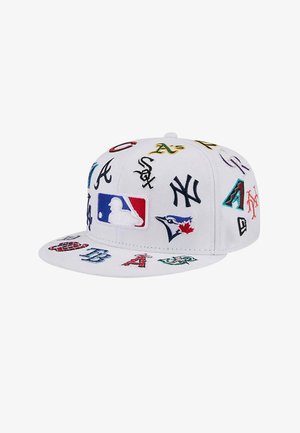 Cappellino da baseball bianco ricoperto da colorati loghi ricamati delle squadre MLB e dall'emblema MLB sul pannello frontale.