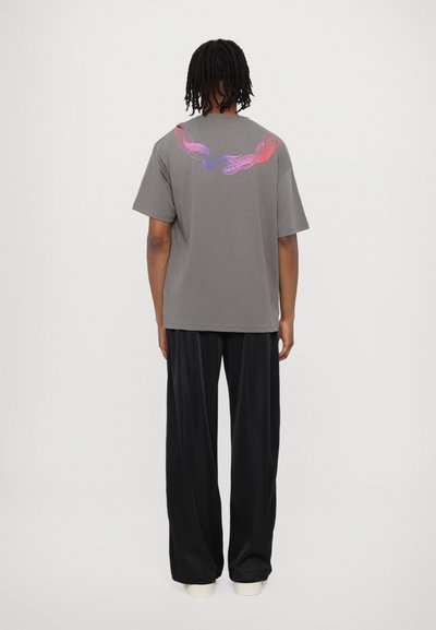 PHOBIA ARCHIVE CIRCLE SNAKE PRINT AND METAL LABEL - T-shirt con stampa - stone wash