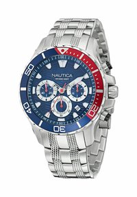 Orologio in acciaio inox argento con quadrante blu, lunetta rossa e blu, tre sottotitoli e bracciale testurizzato. Impermeabile fino a 100m.