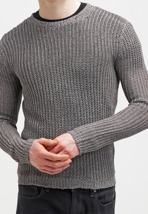 Grijze gebreide trui met een textuurdesign, ronde halslijn en lange mouwen. De stof heeft een losse weving, wat zorgt voor een casual uitstraling.