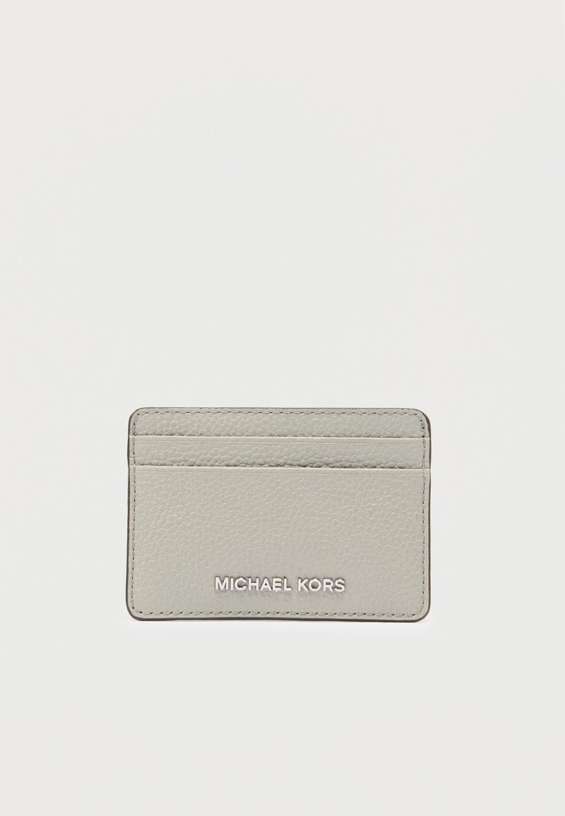 Porte-cartes en cuir gris avec finition texturée, comprenant quatre compartiments et logo embossé sur le devant. Design simple et compact.