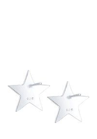 Silberne, sternförmige Ohrringe mit polierter Oberfläche. Jeder Ohrring verfügt über einen Steckverschluss und ist mit "925" für Sterling Silber gestempelt.