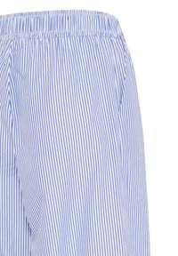 Tissu rayé verticalement bleu et blanc avec une taille élastique froncée, probablement partie d'un pantalon léger ou d'un short.