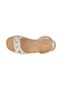 Infradito in pelle intrecciata bianca con suola piatta e cinturino alla caviglia regolabile. Ampio spazio per le dita e dettagli cuciti sulla soletta.