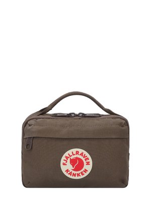 Borsa da toilette rettangolare marrone con manico superiore, tasca anteriore con cerniera e logo circolare rosso e bianco Fjällräven Kånken.