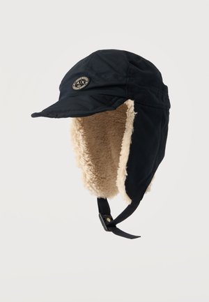 Cappello invernale da trappola nero con fodera in pelliccia sintetica beige, visiera corta e cinturino regolabile per il mento, con toppa rotonda con logo sul davanti.