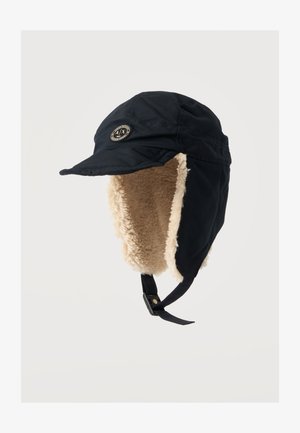 Cappello invernale da trappola nero con fodera in pelliccia sintetica beige, visiera corta e cinturino regolabile per il mento, con toppa rotonda con logo sul davanti.