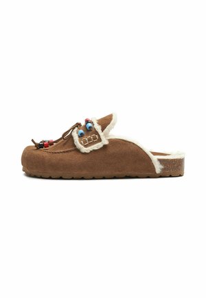 Sabot en daim marron à enfiler avec une doublure blanche duveteuse, des perles décoratives sur les lacets et une semelle en caoutchouc texturée.