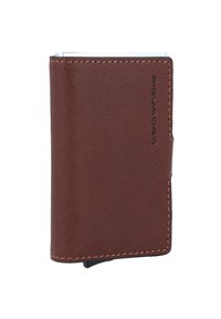 Cartera de cuero marrón con un acabado texturizado, costuras en contraste y un pequeño logo en la parte frontal. Forma rectangular compacta.