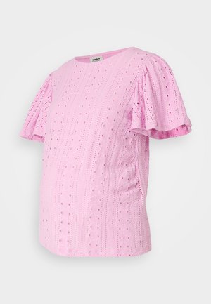 Vaaleanpunainen lyhythihainen äitiysprintti, jossa on teksturoitu reikäkuvio, pyöreä kaula-aukko ja röyhelöhihat. Pehmeä kangas, jossa on hienovaraisia kuvioita.